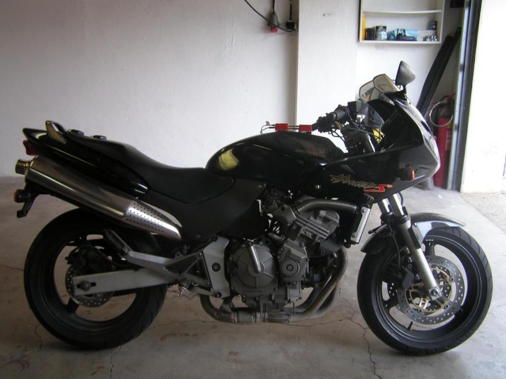 6.1.5 Jezdec Testovacím jezdcem byla žena ve věku 24 let, hmotnosti 58 kg a s 8letou praxí v řízení motocyklu. Motocykl Honda CB 600S Hornet řídí už 3 roky, a lze říci, že důkladně zná jeho chování.