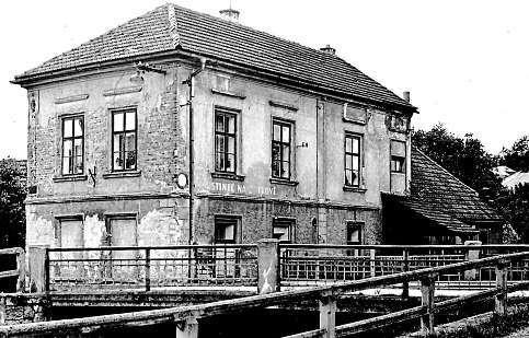 dětství v Chocni. Atovbytě, který byl součástí dnes už zbourané hospody Na Ostrově, která stála unáhonu vedoucího ktextilce továrníka M. Robitschka.