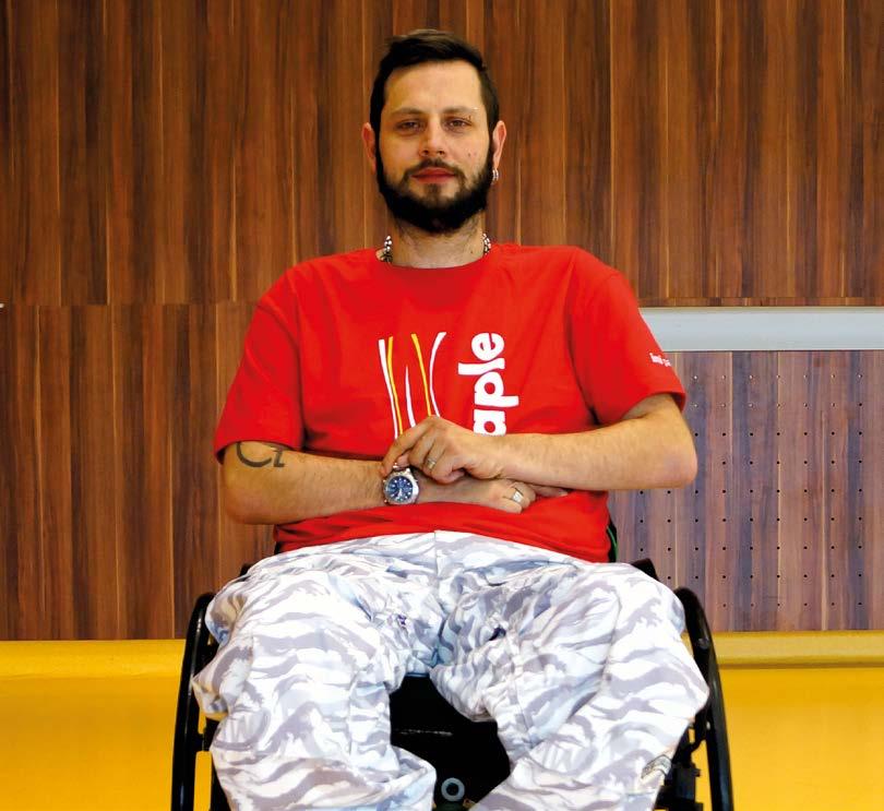 M A G A Z Í N C V I Č E N Í N A D O M A 10 / Dýchání do dolních segmentů trupu Výchozí poloha: Napřímený sed. Ruce jsou položené v oblasti dolního trupu (břicho, dolní žebra).