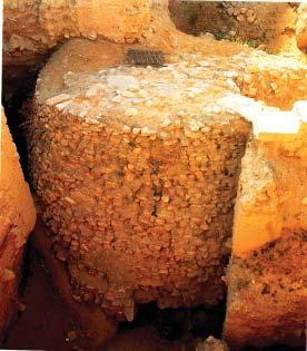 neolitická opevněná sídliště na iberském poloostrově (např. Los Millares) či stavby typu nuraghi z mladší doby bronzové a rané doby železné ze Sardinie.