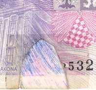 167 Jiné plošné složení pravé a nepravé bankovky 1 000 Kč vzoru 1993. Fragment, který nahradil vytržený okraj bankovky, pochází z propagačního letáku k českým bankovkám.