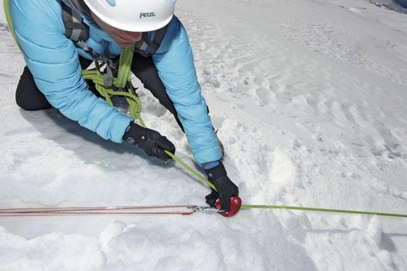 Poté, co je zachycen pád, je prvořadým úkolem vybudování kotvícího bodu pro podporu váhy postiženého. V lezecké dvojici zůstává na povrchu lezec sám.