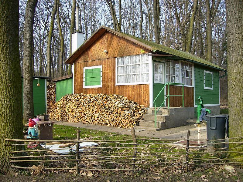 Chatová osada v přírodní rezervaci Hrbáčkovy tůně v okresu Nymburk Zdroj