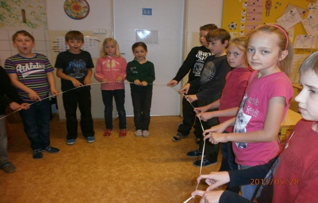 Obrázek 7: Žáci v průběhu aktivizační hry Gumičkovaná Vlastní reflexe hodiny: 1. Aktivizační hra Tato hra je u žáků velmi oblíbená. Pozorovala jsem na nich velké nadšení a zájem.