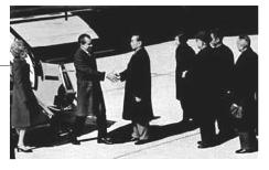 Americký prezident Nixon navštívil Čínu V únoru r. 1972 prezident Nixon přiletěl do Pekingu. Ještě ani nesestoupil z letadla a už natahoval ruku k čekajícímu Zhou Enlaiovi.