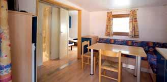 postelí, 1 ložnice se 2 samostatnými lůžky, obývací pokoj s kuchyňským koutem, samostatné WC, sociální zařízení se sprchou, venkovní posezení Mobilehome Baia Family 4+2-24 m² - 1 ložnice s