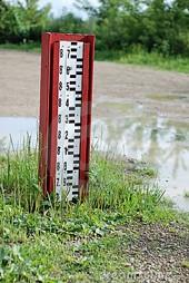 Hydrologické sucho Hydrologické sucho vzniká následkem nedostatku srážek a projevuje se jako nedostatek zdrojů povrchových a podzemních vod (průtoky ve vodních tocích, hladiny jezer a nádrží,