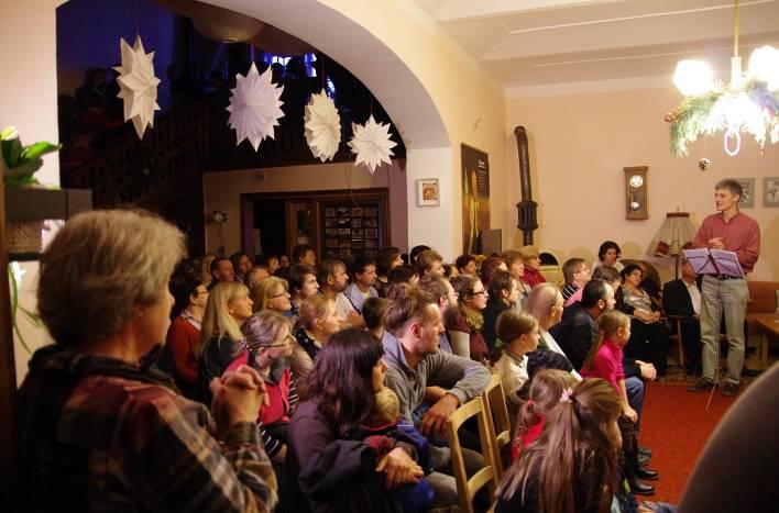 Prosinec Druhý adventní víkend se konal tradiční Adventní koncert, na kterém krásně zazpívali učitelé z waldorfských škol z Písku a pěvecký soubor ŽaS z Tábora. Společně s farností slavíme sv.