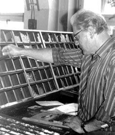 K ČEMU PRÁVĚ VY POTŘEBUJETE TYPOGRAFII? 23 Miroslav Hanzlíček se narodil 20. července 1933 v Plzni. V šesti měsících prodělal zánět středního ucha a ohluchl.
