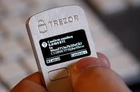 Bitcoinové peněženky a jejich použití Hardwarová peněženka bitcoin TREZOR Uchovává pouze privátní klíče, podepisuje offline Podpis transakce je dokončen fyzickým stisknutím tlačítka Absolutně