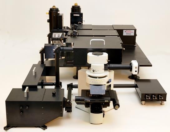 Věděcké Ramanovy mikroskopy a spektrometry S+I /Princeton Instruments současné připojení více jak 4 excitačních laserů spojení s