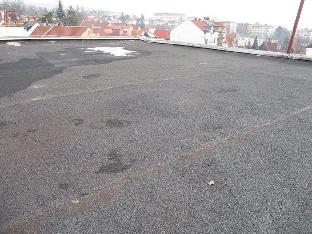 Puchýřky na povrchu hydroizolace nebyly na této části střechy objeveny.