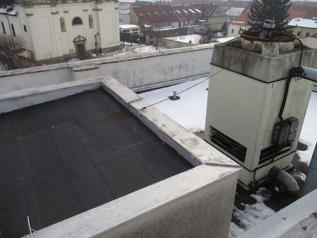 Objednatel požaduje vyhodnotit stav krytiny střechy a vrstev střešního pláště a navrhnout případná nápravná opatření. obr. /2/ Situace objektu obr.