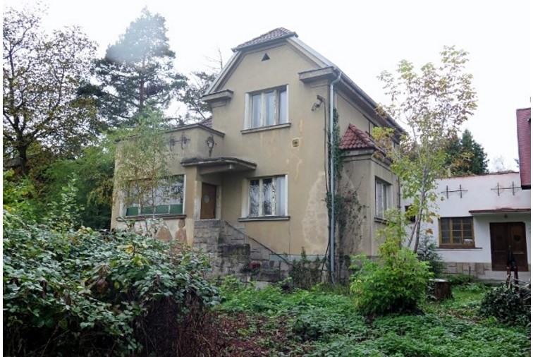 6.2017 Stavba: cihlová Typ domu: patrový Zastavěná plocha: 219 m2 Užitná podlahová plocha: 205 m2 Velikost pozemku: 1 071 m2 Voda: dálkový vodovod Topení: ústřední plynové, plynovod Odpad: veřejná
