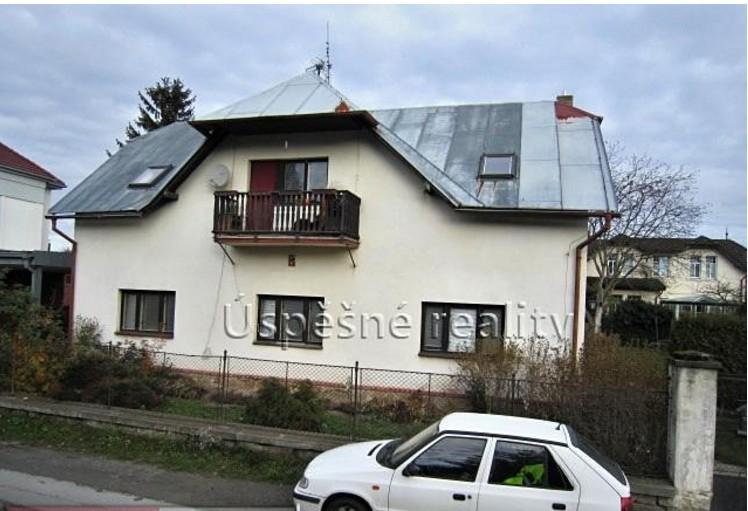 6.2017 Stavba: cihlová Typ domu: patrový Zastavěná plocha: 148 m2 Užitná podlahová plocha: 194 m2 Velikost pozemku: 626 m2 Voda: místní zdroj Topení: podlahové Odpad: kanalizace Elektřina: 230V