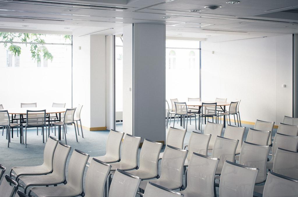 KONFERENCE V ČÍSLECH A FAKTECH 15 konferenčních sálů až pro 627 osob 656 m² konferenčních prostor Konferenční sály s pohyblivými stěnami Velkoryse řešené foyer Bezplatná vysokorychlostní wi-fi 50