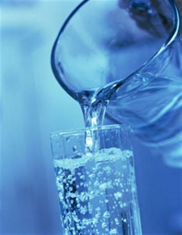 Voda jako akumulační látka 22/58 dostupná levná netoxická nehořlavá výborné přenosové vlastnosti (vodivost)