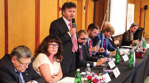 ČINNOST ČLK by byly povinny řídit se v odměňování zaměstnanců státními tarifními tabulkami.