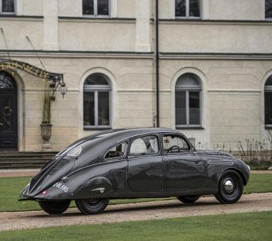 TOVÁRNA, FARMÁŘ, MUZEUM Jediný přeživší, ne-li dokonce jediný vyrobený exemplář vozu ŠKODA 935 Dynamic z pražského autosalonu roku 1935, byl plně pojízdný a sloužil jako tovární vývojový prototyp.