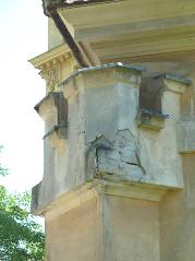 V minulosti bola omietka nad soklom opravovaná vápenno cementovou omietkou. Vežičky strechy sú ukončené ozdobnými prvkami zo zinkového plechu.