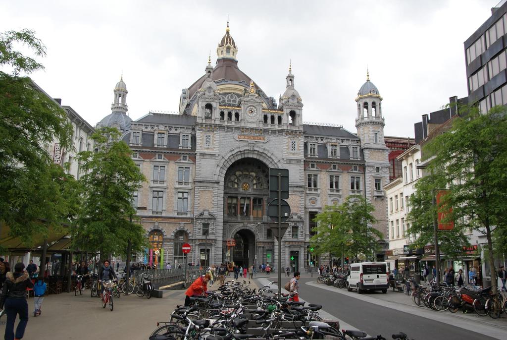 Zajímavá je radnice a masné krámy, tzv. Vleeshuis ze 16. stol. V centru města, po straně Velkého tržiště s cechovními domy je sedmilodní katedrála p.