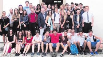 června se třináct statečných současných studentek a studentů spolu s čerstvými i staršími absolventy našeho gymnázia vydalo do Nemocnice Hořovice darovat krev.