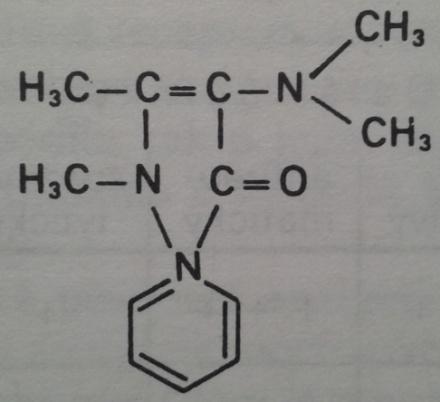 Obr. 12: Amidopyrin (aminofenazon) (Wenke, Mráz, Hynie 1983). Aminofenazon je analgetikum, antipyretikum, antirevmatikum. Také má antiflogistické účinky a mírný spasmolytický efekt. Tlumí diurézu.