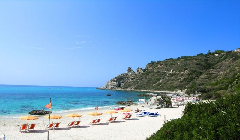 Pláže, které mají v těchto místech jemný bělostný písek a jsou omývané naprosto čistým, průzračně modrým mořem, patří díky svému jedinečnému kouzlu k nejvyhledávanějším v celé Itálii.