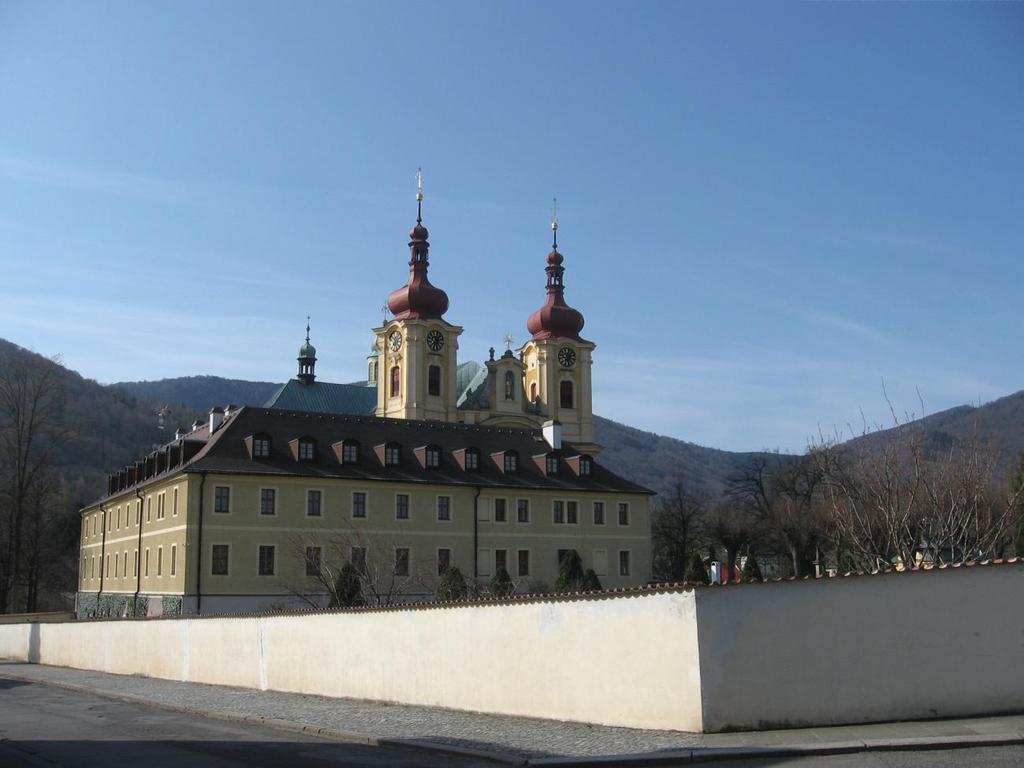 Výpřež, Černá hora (806 m), Ptačí kameny, Rozsocha, Srní sedlo, Červený kříž, Důlní cesta, transbordér, Hamrštejn, Machnín (vlak 14.49 h., MHD v 15.17 h.). B ) Frýdlantsko Wildnerova boží muka 6 km/ 3 h.