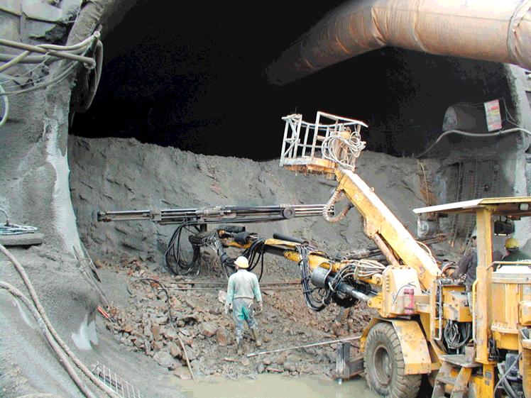 správou ciest. Jedná sa o tunel kategórie C s núdzov m pruhom. Je navrhnut podºa STN 73 75 07, Projektovanie tunelov na cestn ch komunikáciách, ktorá uï ãiastoãne stratila aktuálnosè.