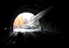 Slovinsku. Banské stavby Prievidza umoïnily úãastníkûm zájezdu náv tûvu staveni tû dálniãních tunelû Trojane mezi Ljublaní a Mariborem, na jejichï v stavbû se podílejí.