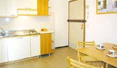 Trilo C pro 6 osob: obytná místnost s kuchyňským koutem a rozkládacím dvoulůžkem, ložnice, pokojík s palandou, koupelna, malý balkón.
