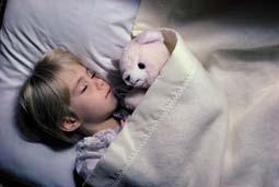 (Zdroj: INVS, la somnolence au quotidien, 2011) Dospívající: sova, která vstala špatnou nohou Jeden mladý člověk ze tří (30 %) přiznává, že cítí únavu a chronický nedostatek spánku, přičemž 12 % z