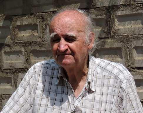 hodin vyjíždíme za město, kde vaříme čaj, kafe a dáváme si něco ke snídani. Musíme dojíst poslední zásoby. Jsme domluveni u Karla Knížete na 9.
