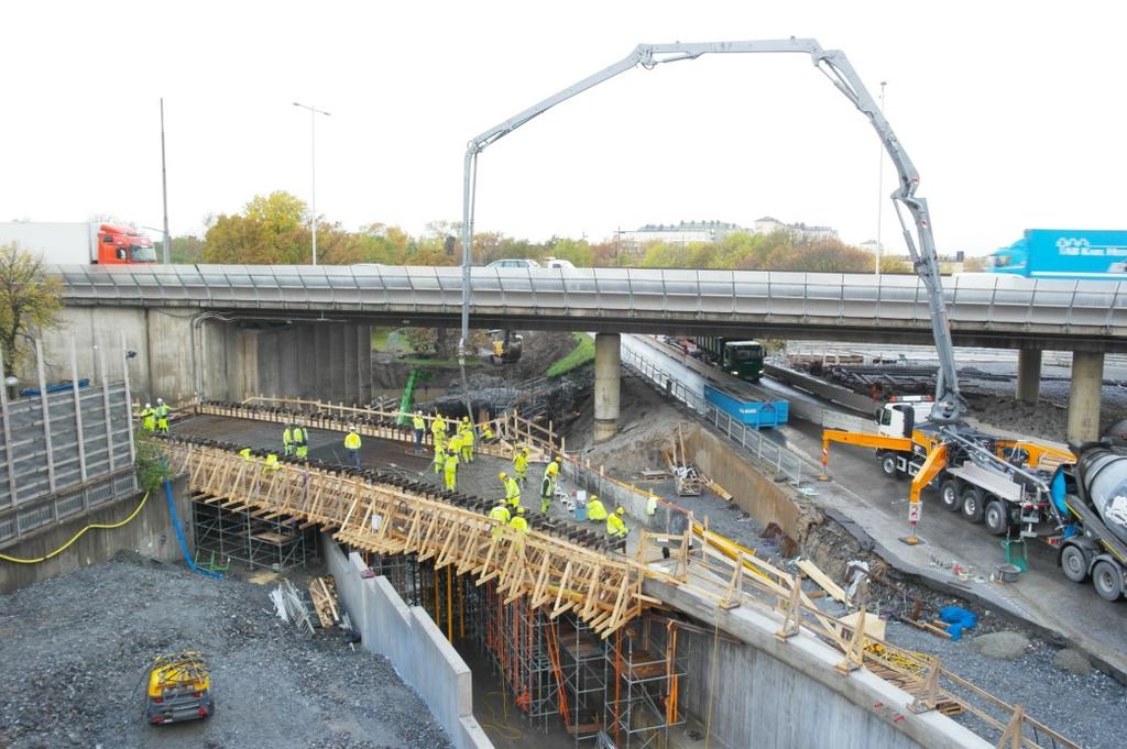 rekonstrukce je výstavba 5-ti mostních objektů, 50 bm opěrných stěn a 50 bm monolitického koryta, ve kterém vede jedna z odbočovacích větví tzv. Tråg.