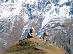 , synagogou a katedrálou Sioni; procházka po futuristickém Mostě míru; přejezd k monumentální soše Matky Gruzie a sestup k pevnosti Narikala s krásným výhledem na centrum Tbilisi Relaxace v sirných