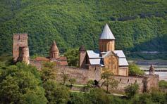 Příjezd do stylového horského střediska STEPANSMINDA, odkud se vydáte džípy k poutnímu kostelíku GERGETI (2 170 m) s úchvatným panoramatem mohutných ledovců a majestátných štítů Kavkazu v čele s