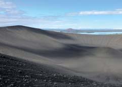 Exkurze do skleníků FRIDHEIMAR na rodinné farmě nedaleko městečka Reykholt. Návrat na ubytování. 4. den Zastávka u vodopádu SELJALANDSFOSS, padajícího z pevninských útesů do hloubky 60-ti metrů.