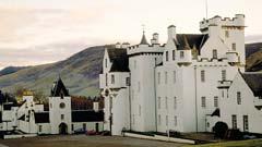 Návštěva romantické zříceniny hradu URQUHART CASTLE na břehu bájného jezera LOCH NESS. Ubytování v Inverness. 5.