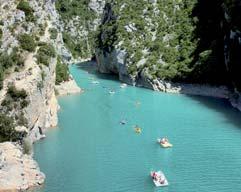 FRANCIE Provence Azurové pobřeží letadlo 1. den Ráno odlet z Prahy do Marseille. Návštěva LES BAUX DE PROVENCE, středověké vesničky zbudované uprostřed vápencových skal.