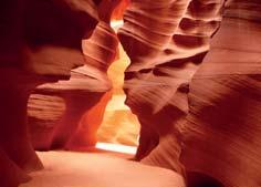 Návštěva romantické oblasti ANTELOPE CANYON patřící k nejkrásnějším a nejfotografovanějším místům naší planety. Odpoledne fakultativní výlet do MONUMENT VALLEY známého z fi lmových westernů.