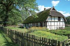 Návštěva skanzenu typické hrázděné architektury ve vsi KLUKI, na hranici Slowinského národního parku (UNESCO). Pěší výlet národním parkem k písečným dunám. Ubytování v přímořském letovisku Leba. 3.