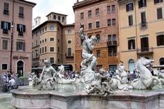 di Trevi; Pantheon jeden z nejzachovalejších a nejvýznamnějších antických chrámů; Forum Romanum centrum kulturního a politického dění antického Říma; Koloseum z roku 80 n. l.