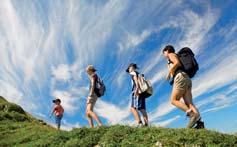den Přesun busem do údolí vyhlášených řezbářů VAL GARDENA. Výjezd pozemní lanovkou z lyžařského střediska ST. ULRICH na vyhlídkový hřeben RÄSCHOTZ (2 170 m) místo jedinečného kruhového rozhledu.