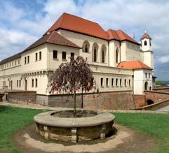 Martina, Primaciální palác, historické centrum, most SNP s otáčivou restaurací a vyhlídkou ). Zastávka u hradu DEVÍN, na skalním ostrohu u soutoku Moravy a Dunaje. Návrat na ubytování. 7.