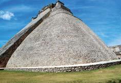 den Návštěva ruin starobylého města TULA, bývalého centra Toltécké říše se třemi chrámy ve tvaru zkosených pyramid a vysokými sochami tzv. Atlanťany. Návrat do Mexico City.