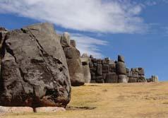 den Návštěva jednoho z novodobých divů světa ztraceného města Inků MACHU PICCHU (UNESCO) zahrnující jízdu železnicí a výjezd místním busem dech beroucími serpentinami k branám bájného archeologického