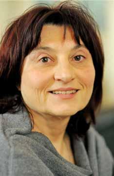 _ KULTURA UKROĆENO STAKLO DIANE KARAS PIŠE: Branimir Butković FOTO: Branimir Butković Nakon što je istraživala razne likovne izričaje, umirovljena željezničarka Diana Karas pronašla je svoj put u