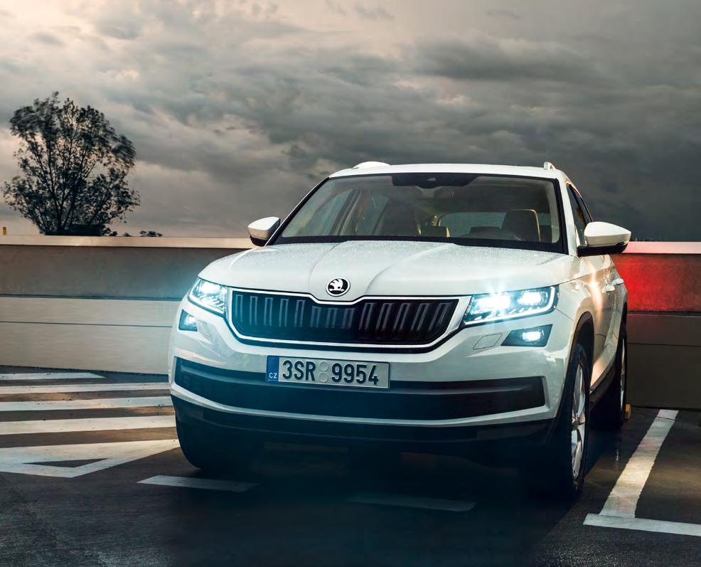 10 SVETLÁ 11 Vozidlo pôsobí sebavedome aj vďaka charakteristickému tvaru C, ktorý je typickým prvkom automobilov ŠKODA.