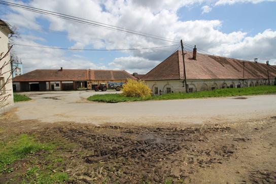 HOSPODÁŘSKÝ DVŮR A